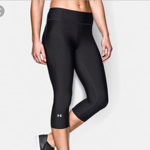 Under Armour women’s black Capri NEW